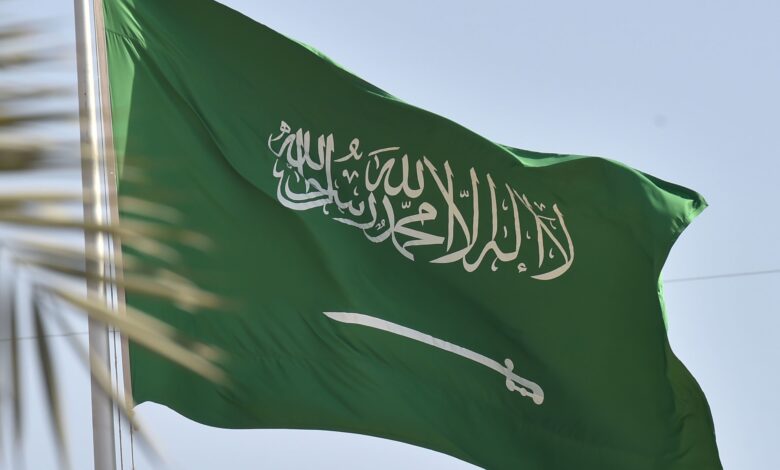 السعودية البدء بتنفيذ تمديد تأشيرات الزيارة المنتهية بشرط المغادرة خلال 30 يوماً